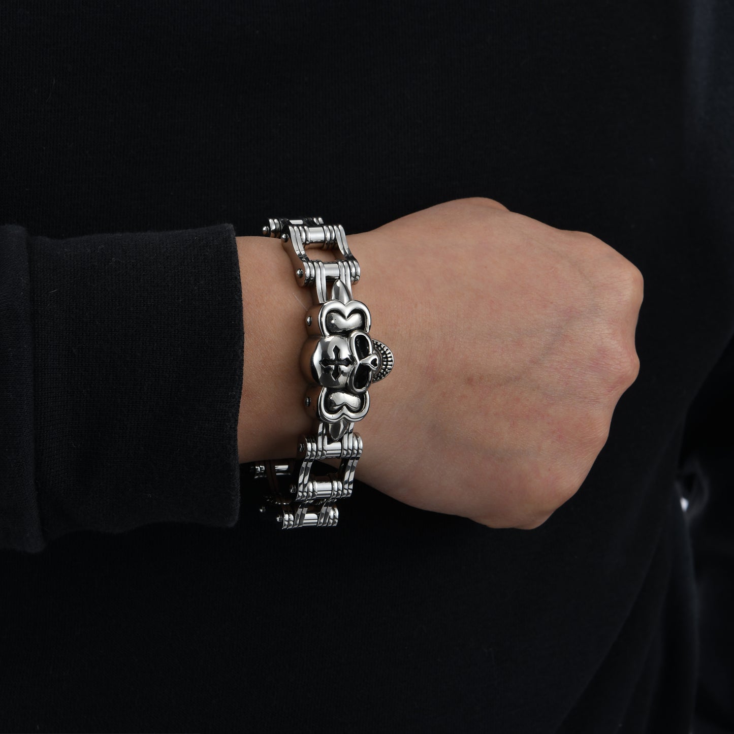 Mens Stainless Steel Chain Bracelet with Pirate Skulls, Fashionable Retro Style, Masculine, for Motorcycle and bicycle enthusiasts, 7.5-9.75 Inches(With Gift Box)